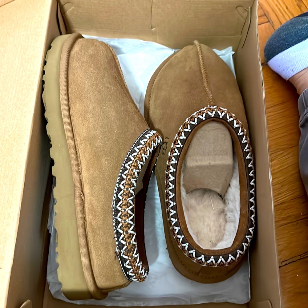 Brand NEW UGG Tasman size 7 Chestnut